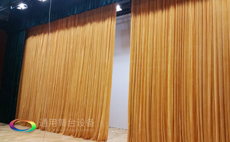 舞臺(tái)大幕舞臺(tái)阻燃幕布www.tsctxt.cn、二、三道幕等分割表演區(qū)域，移換場(chǎng)景不間斷