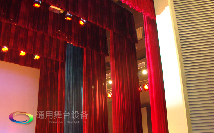 通用舞臺(tái)專(zhuān)業(yè)性、全方位優(yōu)勢(shì)！業(yè)務(wù)涉及舞臺(tái)機(jī)械、阻燃幕布、專(zhuān)業(yè)燈光系統(tǒng)、專(zhuān)業(yè)音響系統(tǒng)