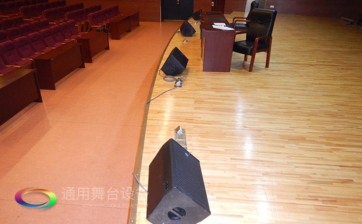 通用舞臺(tái)專(zhuān)業(yè)性、全方位優(yōu)勢(shì)！業(yè)務(wù)涉及舞臺(tái)機(jī)械、阻燃幕布、專(zhuān)業(yè)燈光系統(tǒng)、專(zhuān)業(yè)音響系統(tǒng)